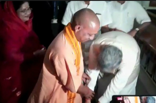जब आर्शीवाद लेने के लिए सीएम रमन सिंह छूने लगे सीएम योगी के पांव
