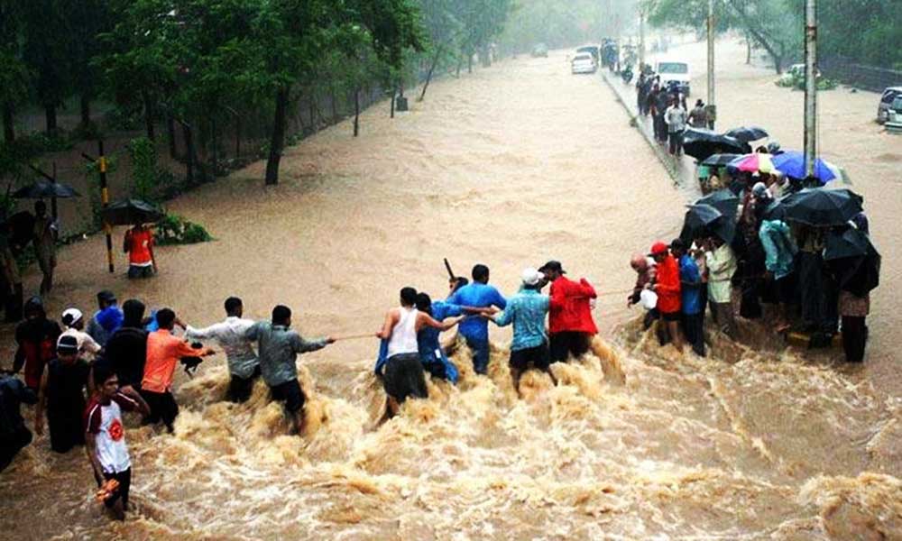 मुंबई में भारी बारिश से 35 लोगों की मौत, 24 घंटे के लिए अलर्ट हुआ जारी