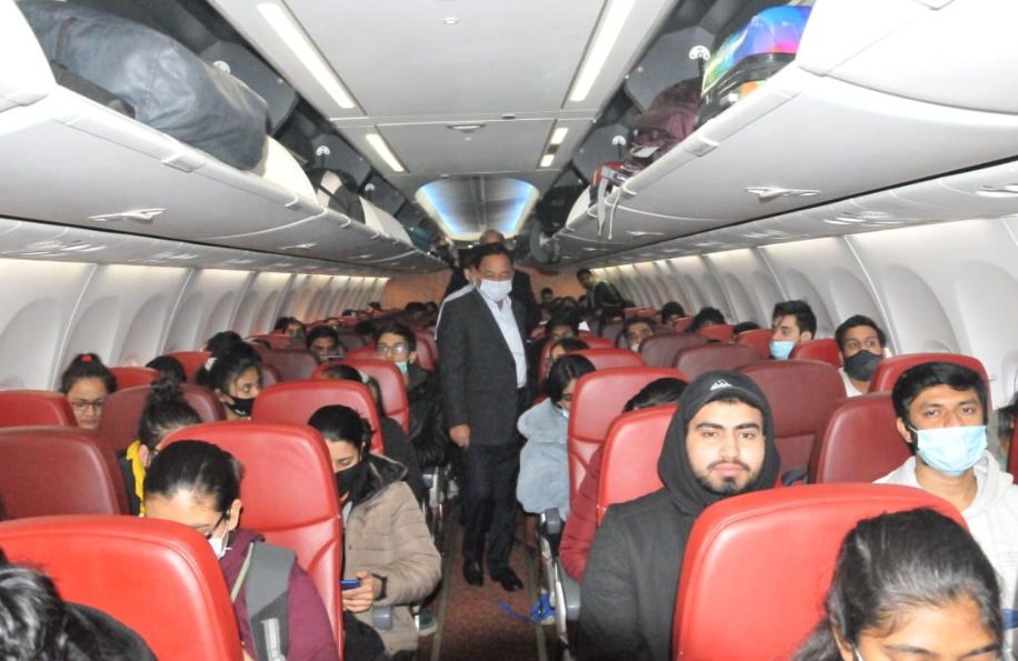 "ऑपरेशन गंगा" के हिस्से के रूप में 182 भारतीय नागरिकों को लेकर 7वीं उड़ान मुंबई पहुंची