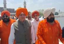 मुख्यमंत्री धामी ने स्वर्ण मंदिर में मत्था टेका और अरदास की