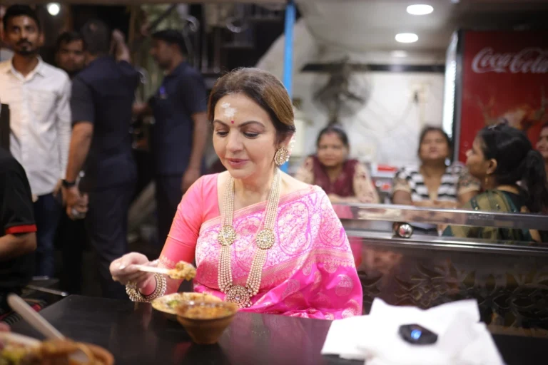 नीता अंबानी ने बनारस की गलियों में लिया लोकल चाट का लुफ्त, रेशपी भी पूछी