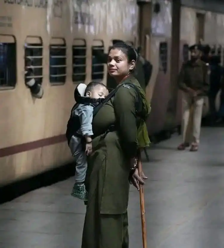 मां की ममता और वर्दी का कर्तव्य, आरपीएफ कांस्टेबल रीना की तस्वीर ने जीता दिल