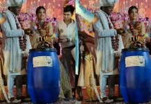 शादी में दोस्तों ने दुल्हन को गिफ्ट किया नीला ड्रम, दूल्हा सकपकाया और स्टेज पर मची खलबली.