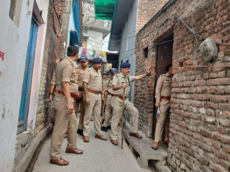 बनभूलपुरा में पुलिस का सत्यापन अभियान, बिना सूचना रुके 17 बाहरी व्यक्ति पकड़े गए