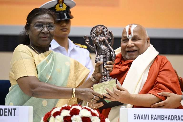 राष्ट्रपति द्रौपदी मुर्मू ने विज्ञान भवन में संस्कृत विद्वान जगद्गुरु रामभद्राचार्य जी को ज्ञानपीठ पुरस्कार से सम्मानित किया।