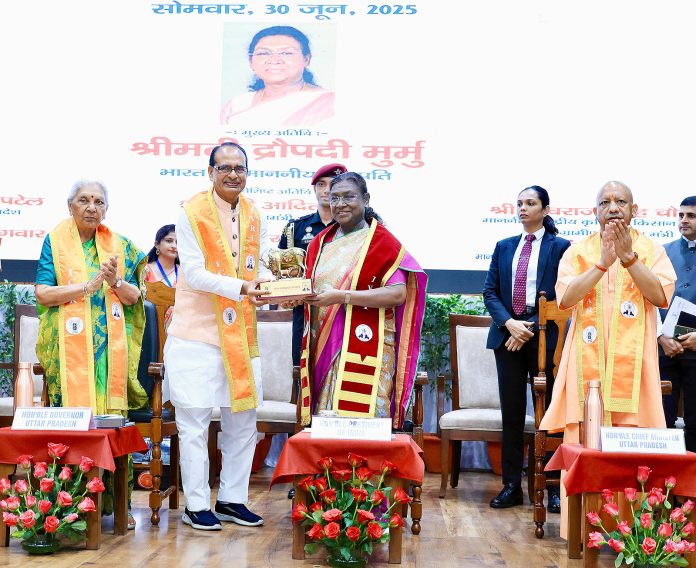 सीएम योगी और केंद्रीय मंत्री शिवराज चौहान ने राष्ट्रपति मुर्मू का किया भव्य स्वागत