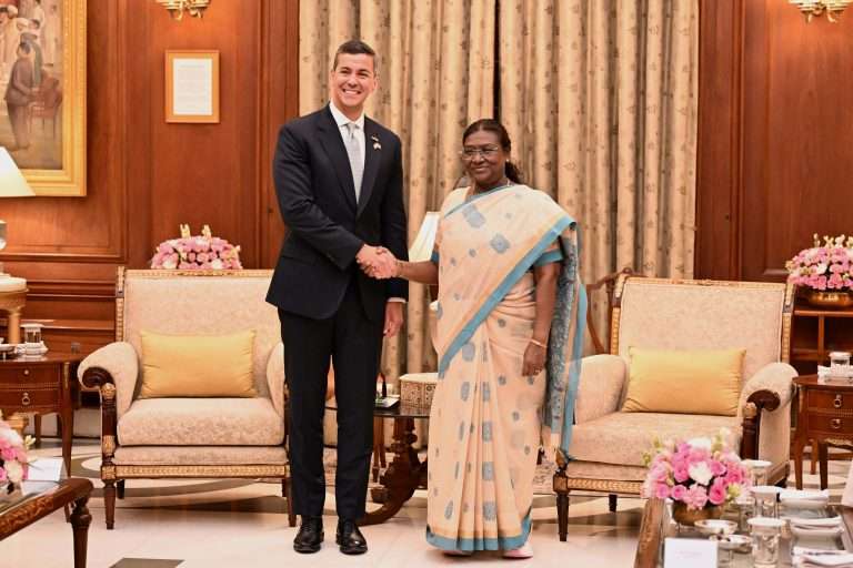 पराग्वे के राष्ट्रपति की ऐतिहासिक यात्रा से द्विपक्षीय सहयोग के नए अवसर सृजित होंगे, राष्ट्रपति द्रौपदी मुर्मु ने की मेजबानी