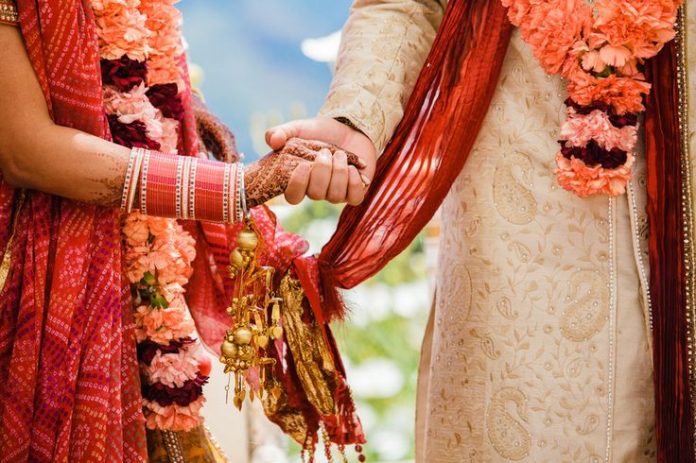 Maharajganj: After the death of his girlfriend, he married her dead body, while applying vermilion, the lover's tears started flowing