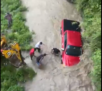Adventure Goes Wrong in Sadhupul: Delhi Tourists’ Car Trapped in Swift River Current"