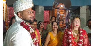 रुसी दुल्हन बनी भारतीय बहु, रचाई हिन्दू रीती रिवाज से शादी!
