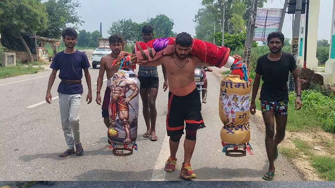 उत्तर प्रदेश: बागपत में कांवड़ यात्रा में शिवभक्ति और प्रेम का अद्भुत संगम,प्रेमिका बन जाए आईपीएस,इस लिए उठाई गंगाजल 121 लीटर गंगाजल