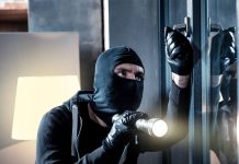 महिला ने पुरुष बनकर बहन के घर से लूटे गहने!