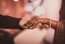 बिहार के बांका में दो बच्चों की मां ने पति को छोड़कर भांजे से रचाई शादी!