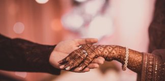 बिहार के बांका में दो बच्चों की मां ने पति को छोड़कर भांजे से रचाई शादी!