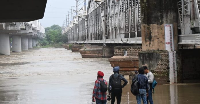 दिल्ली पर मंडराया बाढ़ का खतरा,