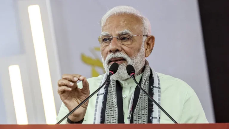 पीएम मोदी का भावनगर में रोड शो, करेंगे 34,200 करोड़ की परियोजनाओं का शुभारंभ