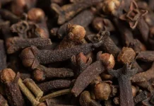 रोजाना रात में मुंह में रखें एक लौंग, मिलेंगे चमत्कारी स्वास्थ्य लाभ — जानें इसके चार बड़े फायदे