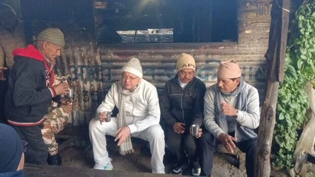 मुख्यमंत्री धामी ने मुनस्यारी में पुराने दोस्तों के साथ पी गुड़ की चाय, मौके पर ही किया इंडोर बैडमिंटन हॉल का ऐलान