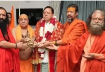 मुख्यमंत्री पुष्कर सिंह धामी को संतों ने दिया देवभूमि के धर्म संरक्षक का सम्मान