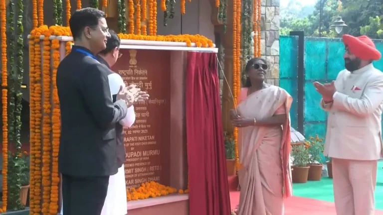 राष्ट्रपति द्रौपदी मुर्मू उत्तराखंड दौरे पर, देहरादून में किया फुट ओवर ब्रिज का उद्घाटन