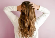 प्राकृतिक हेयर रिंस से पाएं सिल्की और शाइनी बाल, जानें आसान घरेलू उपाय जो देंगे सैलून जैसी चमक