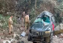 कैंची धाम दर्शन को जा रहे यूपी के पर्यटकों की स्कॉर्पियो खाई में गिरी, तीन की दर्दनाक मौत