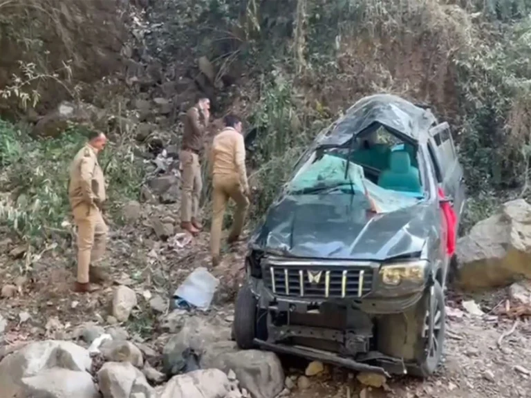 कैंची धाम दर्शन को जा रहे यूपी के पर्यटकों की स्कॉर्पियो खाई में गिरी, तीन की दर्दनाक मौत