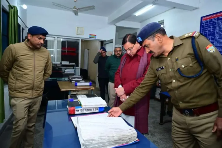 औचक निरीक्षण में मुख्यमंत्री धामी का सख़्त रुख, थानेदार लाइन हाजिर