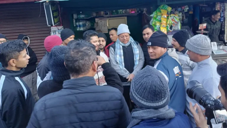 रानीखेत की वादियों में ‘आम सैलानी’ बने मुख्यमंत्री धामी, लोगों से संवाद कर लिया फीडबैक