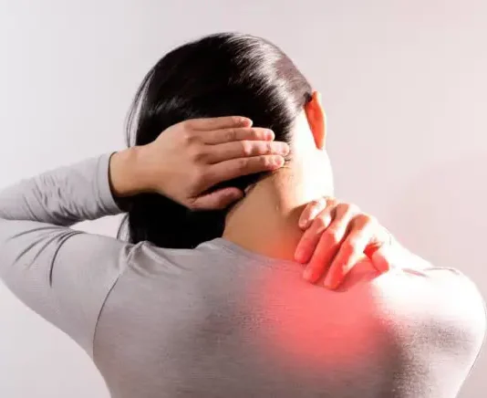 गलत पॉश्चर से बढ़ रहा गर्दन दर्द, राहत देंगी ये 4 आसान एक्सरसाइज