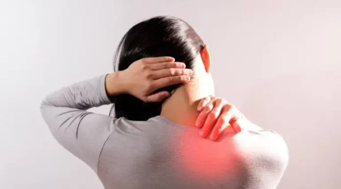 गलत पॉश्चर से बढ़ रहा गर्दन दर्द, राहत देंगी ये 4 आसान एक्सरसाइज