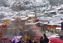केदारनाथ धाम में चार दिनों से बर्फबारी, सफेद चादर में ढकी केदारपुरी; मैदानी इलाकों में शीतलहर का कहर