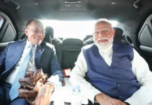 कुआलालंपुर में कार डिप्लोमेसी, पीएम मोदी और मलेशिया के प्रधानमंत्री एक ही कार में पहुंचे कार्यक्रम स्थल