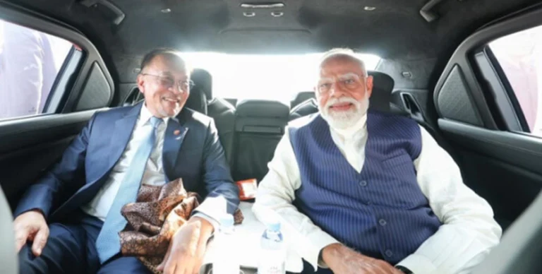 कुआलालंपुर में कार डिप्लोमेसी, पीएम मोदी और मलेशिया के प्रधानमंत्री एक ही कार में पहुंचे कार्यक्रम स्थल