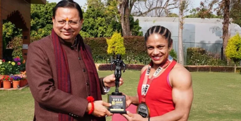 सीएम धामी ने अंतरराष्ट्रीय महिला बॉडीबिल्डर प्रतिभा थपलियाल को किया सम्मानित