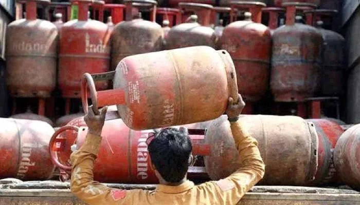 हल्द्वानी में गैस संकट पर बवाल, सिलिंडर न मिलने से पार्षदों का घेराव, ग्रामीणों ने रोका गैस वाहन