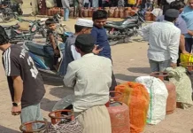 मेरठ में गैस सिलिंडर के लिए लंबी कतारें बरकरार, सुबह 5 बजे से लाइन; एजेंसियां रात 11 बजे तक खुल रहीं