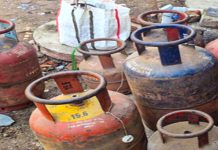 हल्द्वानी में गैस सिलेंडर कालाबाजारी का खुलासा, आयुक्त दीपक रावत के आदेश पर 3 कर्मचारियों पर FIR