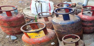 हल्द्वानी में गैस सिलेंडर कालाबाजारी का खुलासा, आयुक्त दीपक रावत के आदेश पर 3 कर्मचारियों पर FIR