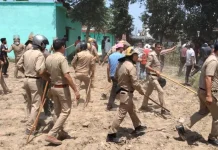 देहरादून में BJP नेता की हत्या से बवाल, गुस्साई भीड़ ने आरोपियों के घर में लगाई आग