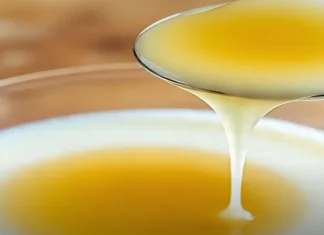 दूध में घी मिलाकर पीना कितना फायदेमंद? जानिए क्या कहते हैं विशेषज्ञ