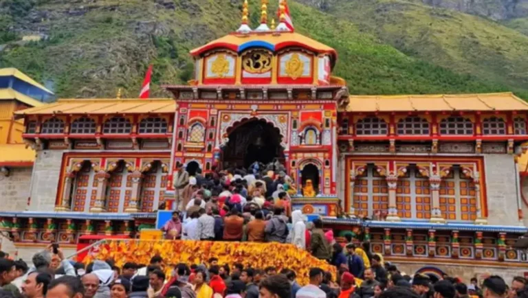 बदरीनाथ धाम के गर्भगृह में वीडियो बनाना पड़ा भारी, मुंबई के पर्यटक पर कार्रवाई