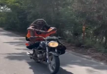 चलती बाइक पर हाथ छोड़कर स्टंट करते दिखे बाबा, वायरल वीडियो देख लोगों ने उठाए सड़क सुरक्षा पर सवाल