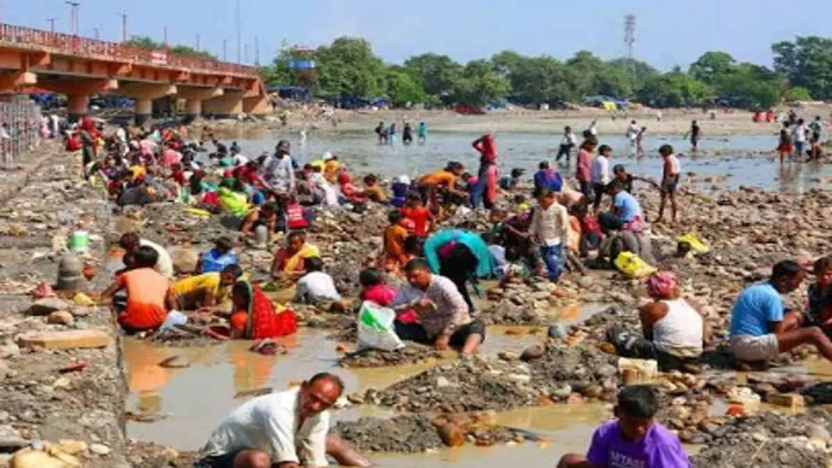 गंगा बंदी में आठ टन कचरा साफ, फिर भी घाटों और नदी किनारों पर फैली गंदगी