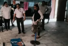 बिना लाइसेंस बन रहे थे बताशे, मिश्री और खाद्य खिलौने, गंदगी मिलने पर दो प्रतिष्ठानों के चालान